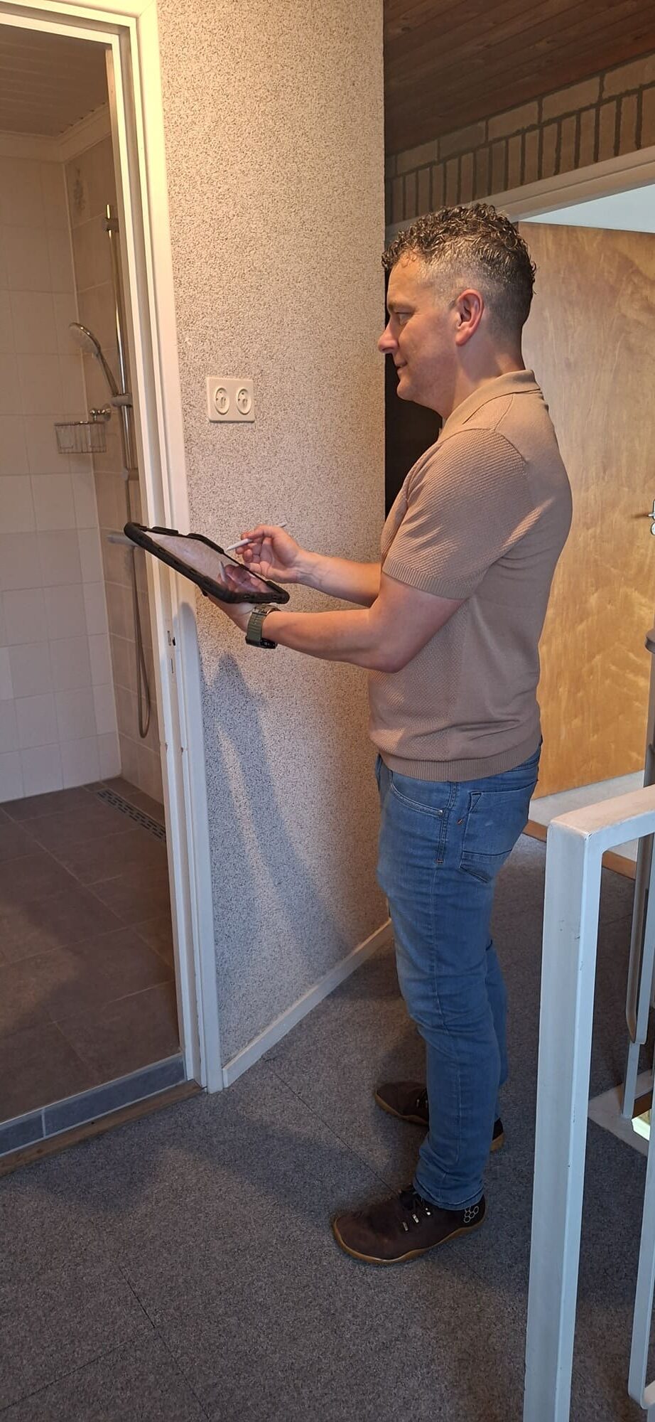 Etienne Gardeniers neemt een woning op met tablet